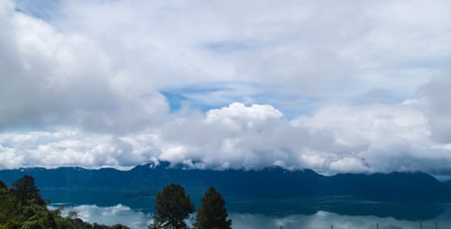 Lac Maninjau Et Nuages Laps de temps 2 - 3K Res