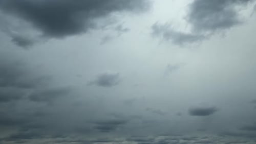 Starker dunkler bewölkter Regenhimmel mit flauschigen Regenwolken