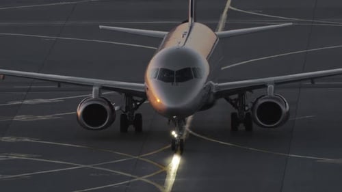 Flugzeugrollen am Flughafen in der Abenddämmerung