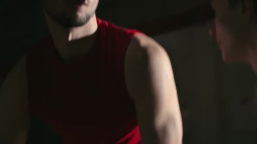 Gegenüber dem Basketball-Gegner