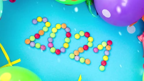 Data da festa de ano novo de 2021 com balões na neve