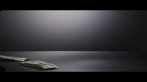 Amerikanische 100-Dollar-Scheine fallen auf eine reflektierende Oberfläche - MONEY 0004