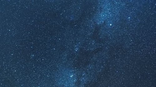 Nachtbeobachtung im Weltraum während des Drakoniden-Meteorschauers im Oktober. In der Zeit vor Tagesanbruch durch die