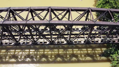 Plataforma rodante aérea se mueve a la izquierda y mira hacia abajo puente ferroviario de acero en