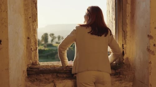 garota explora igreja antiga