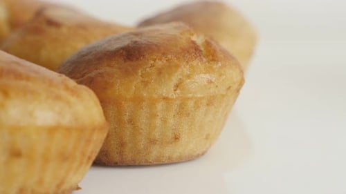 Maisbrot gebacken als Muffin Slow Tilt 4K 2160p 30fps UltraHD-Filmmaterial - Maismehl auf weißem Teller für b
