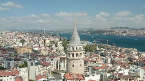 Galataturm im Herzen der Stadt Istanbul an einem wunderschönen Tag mit blauem Himmel, Luftaufnahme von oben