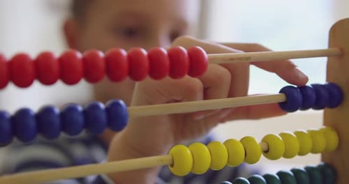 Niño aprendiendo matemáticas con ábaco en un hogar cómodo 4k