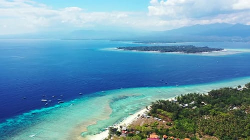 Breiter fliegender Inselblick auf einen weißen Sandparadiesstrand und türkisfarbenes Wasser Hintergrund in 4K