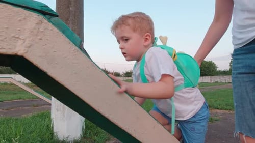 Junge klettert auf dem Spielplatz