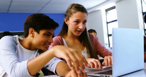 Schüler nutzen Laptop im Klassenzimmer