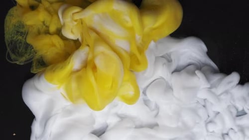 Farbige gelbe Wolkentinte, die sich im Wasser ausbreitet und zitronenfarbener Rauch fällt, wischt den Rahmen ab