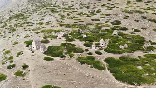Vista aérea de las criptas de piedra gris de la ciudad del Cáucaso Muerto