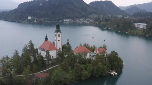 Imagens aéreas: Lago Bled e a ilha da Igreja