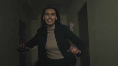 Femme fuyant un zombie