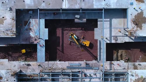 Toma aérea de la construcción de un centro comercial.
