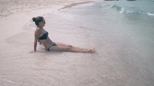 Waves Wash Woman mit weißem, dickem Schaum und Wasserspritzern
