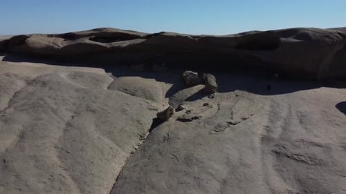 Hermosas colinas rocosas grises de una pequeña montaña en un desierto de Namibia