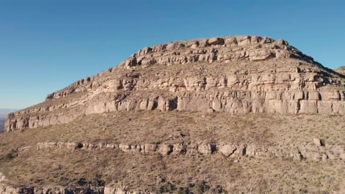 Survol aérien par Drone d'une grande falaise avec des couches de roches et un affleurement