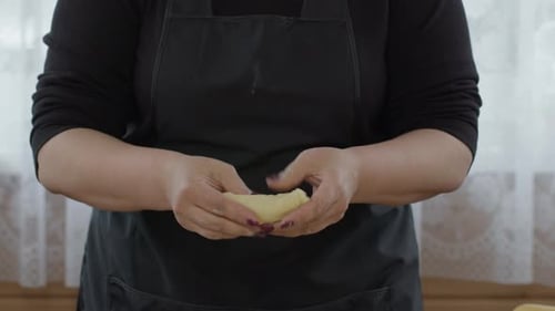 Bäckerin kocht Brötchen, Frau macht Teig für Knödel, Empanadas