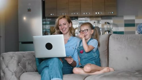 Mutter und Tochter haben einen entfernten Videoanruf mit der Familie Rbbro
