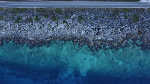 Nature Waves Drohnen-Luftaufnahmen von oben nach unten Wellen Schaum tiefblau beruhigend entspannend Zen ruhig beruhigend