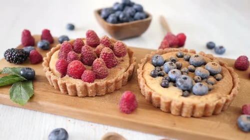 Tartelettes aux baies fraîches sur table.