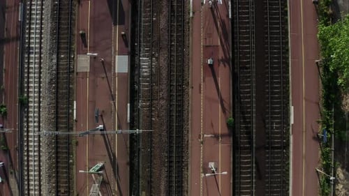 Leere Schiene in der Nähe des Bahnhofs
