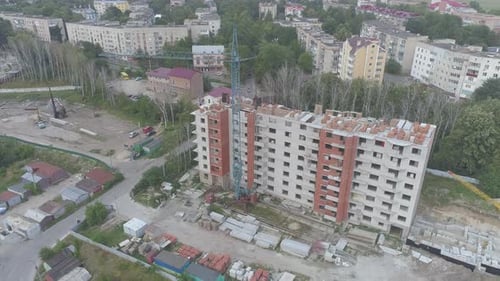 Luftbild eines im Bau befindlichen Mehrfamilienhauses