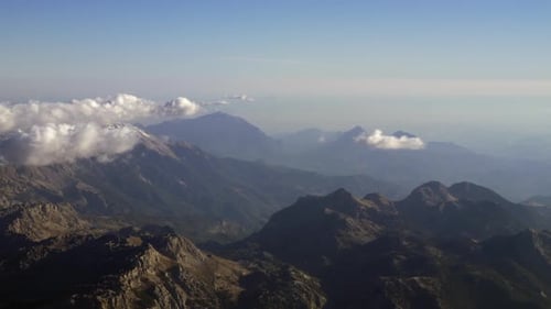 Über die Bergkette fliegen