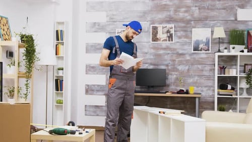 Verwirrte Möbelmontagearbeiter beim Lesen der Anweisungen