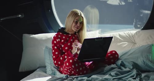 Femme ayant un appel vidéo dans un vaisseau spatial