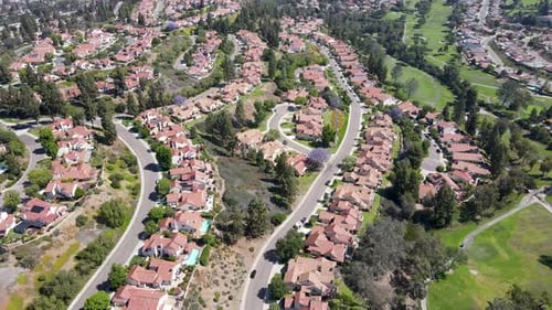 Luftaufnahme der Wohngegend, umgeben von Golf und Tal während eines sonnigen Tages in Rancho