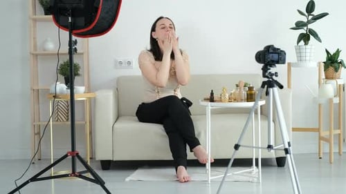 Vloguera femenina graba contenido para un blog de vídeo