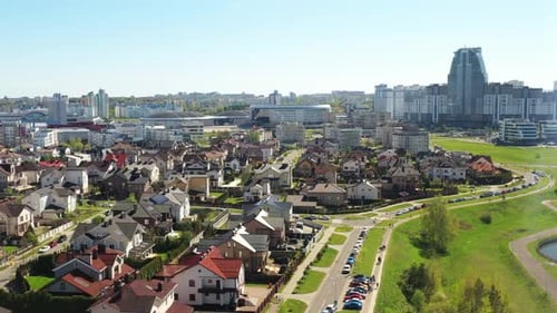Vista desde lo alto del distrito de Drozdy y del complejo deportivo de Minsk Minsk Arena en Minsk