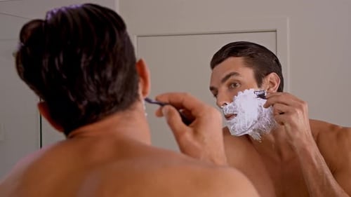 Homem atlético se barbeando