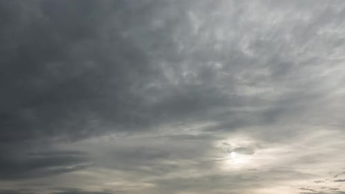 Zeitraffer des majestätischen bewölkten Himmels mit Sonne über dem Horizont. Keine Vögel, kein Flimmern.