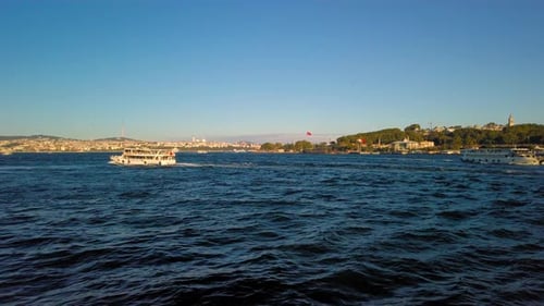 Filmmusik Nahaufnahme der Wellen des Ozeans. Unscharfer Blick auf die Gebäude und Schiffe, die auf t segeln