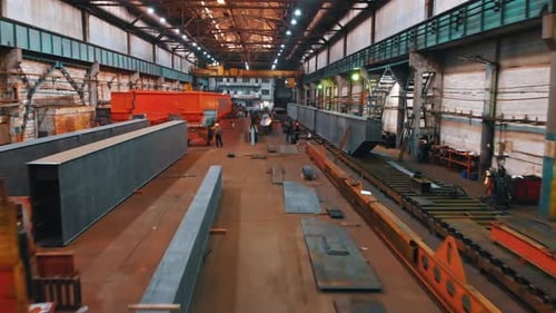 Industriekonzept - Anlage für den Bau von Orangenkranen - People Working - Schweißverfahren