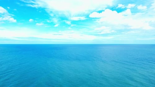 4K-Luftdrohnenaufnahme wunderschöner Meereswellen, Flug über das Meer.
