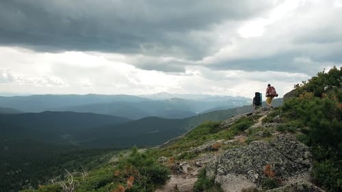 Les randonneurs empruntent un sentier de montagne