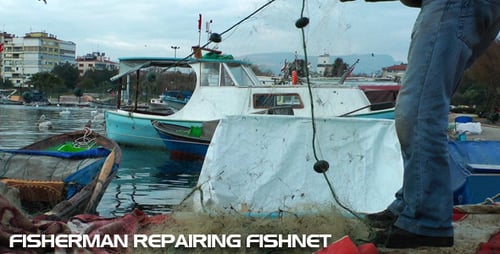 Fisherman repariert Netzstrümpfe