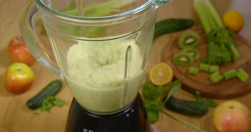 Grüner frischer Smoothie gemischt im Mixer