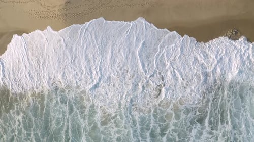 Blick aus der Vogelperspektive auf die Küste von Shoreline Waves Beach