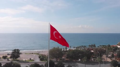 Türkische Flagge mit weißem Stern, der im Wind vor blauem Himmel weht. Flagge der Türkei