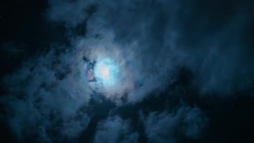 Dramatisch Mond scheint durch Wolken