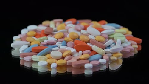 Rotierende Pillen in Schwarz