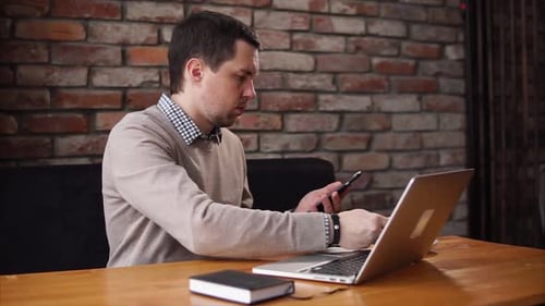 Freelancer arbeitet in einem Café.