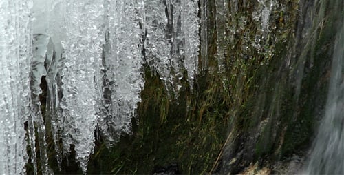 Eiszapfen und Wasserfall