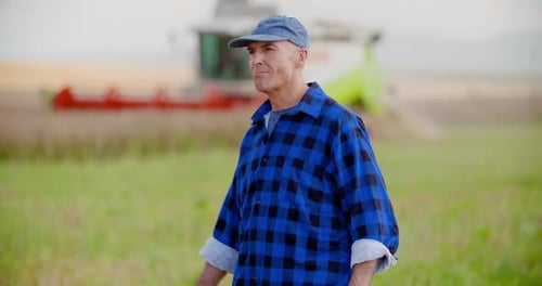 Agricultor agrícola que examina la agricultura moderna
